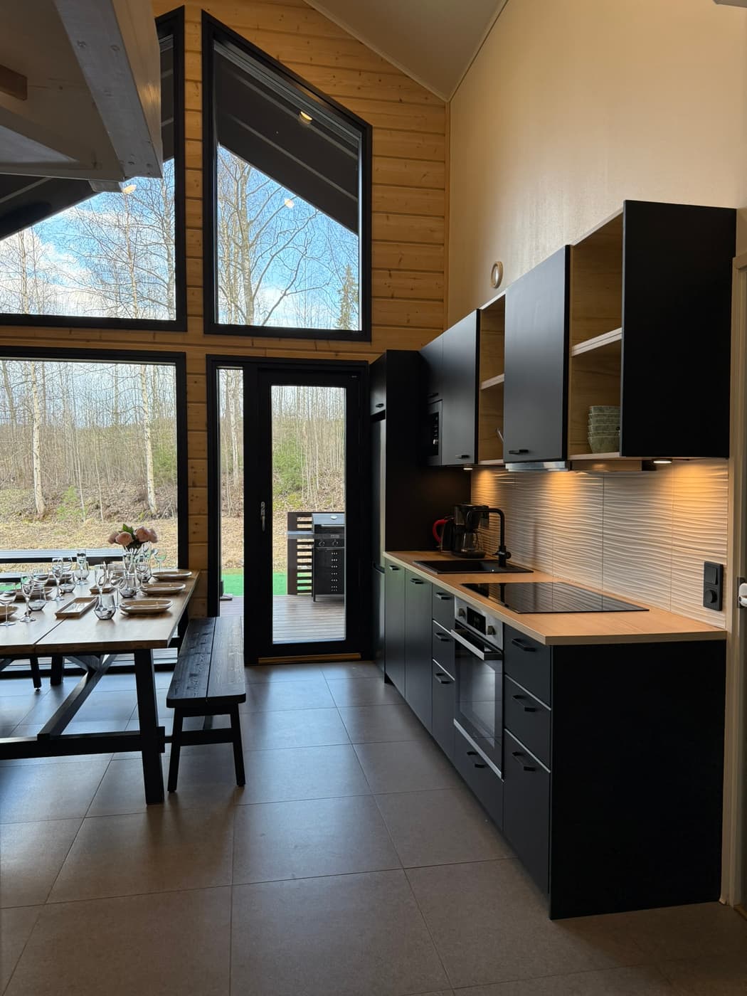 Keittiön työtaso ja ruokailutila terassin oven vieressä Himos Airin huvilassa