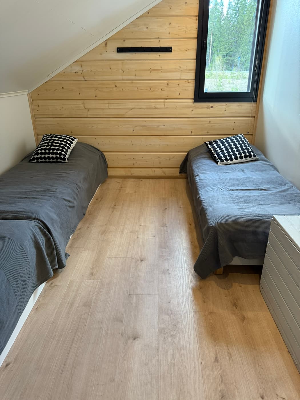 Yläkerran makuuhuone kahdella yhden hengen vuoteella Himos Airin huvilassa