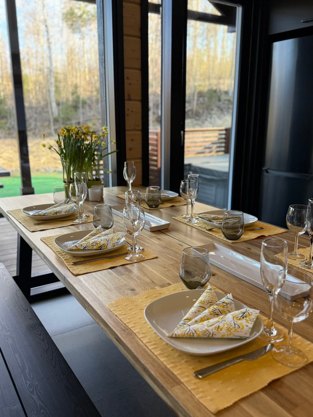 Spring table setting with a view to the terrace and hot tub at the Himos Air villa